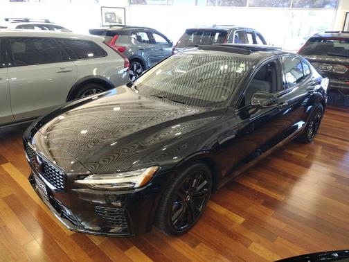 2023 Volvo S60 Recharge Plug-In Hybrid T8 Ultimate Black Edition