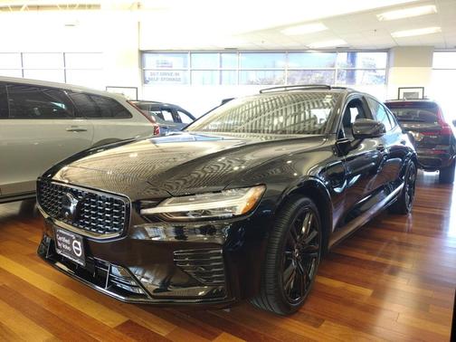2023 Volvo S60 Recharge Plug-In Hybrid T8 Ultimate Black Edition