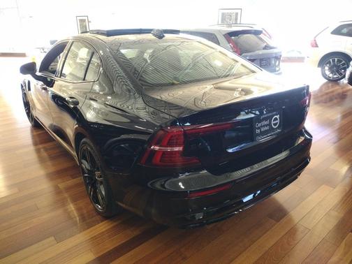 2023 Volvo S60 Recharge Plug-In Hybrid T8 Ultimate Black Edition