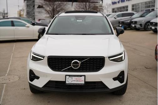 2025 Volvo XC40 B5 Ultra Dark Theme