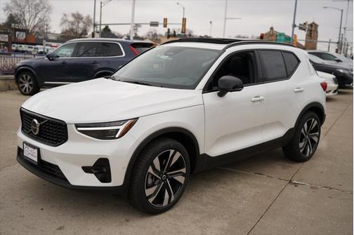 2025 Volvo XC40 B5 Ultra Dark Theme