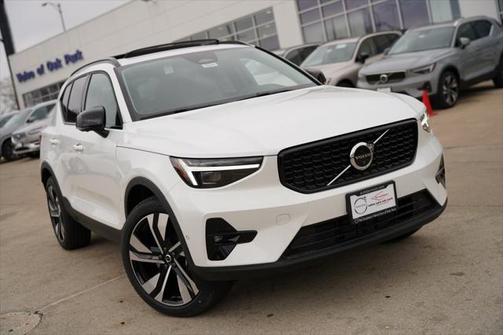 2025 Volvo XC40 B5 Ultra Dark Theme