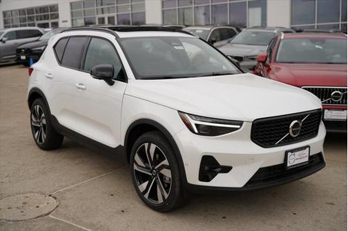 2025 Volvo XC40 B5 Ultra Dark Theme