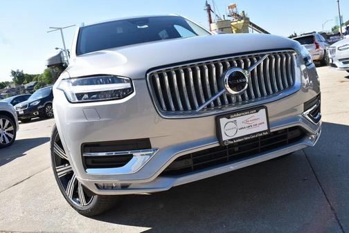 2025 Volvo XC90 Ultra Bright Theme