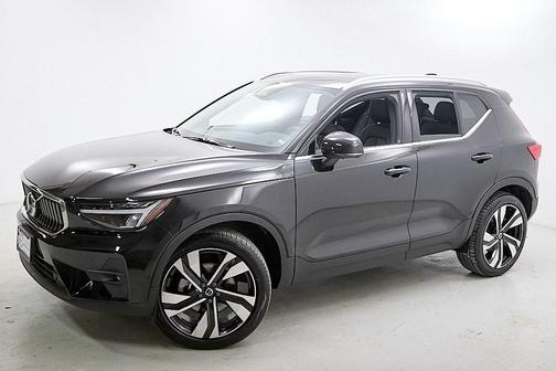 2023 Volvo XC40 B5 Plus Bright Theme
