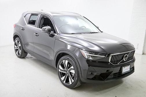 2023 Volvo XC40 B5 Plus Bright Theme