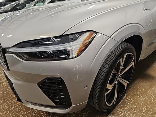 2024 Volvo XC60 Recharge Plug-In Hybrid T8 Ultimate Dark Theme