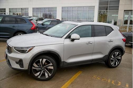 2025 Volvo XC40 Plus Bright Theme