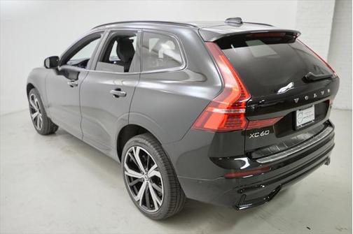 2022 Volvo XC60 B6 R-Design
