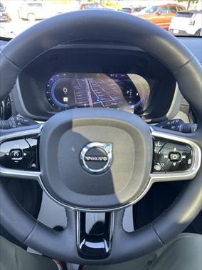 2022 Volvo XC60 B6 R-Design