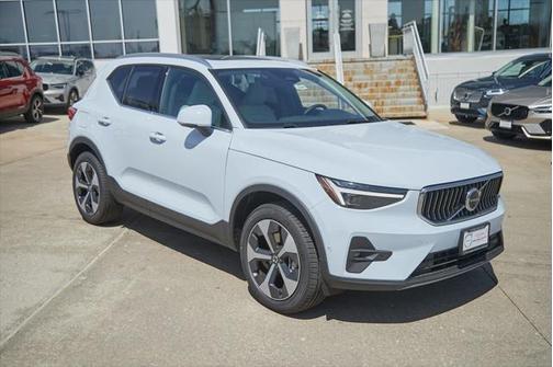 2025 Volvo XC40 B5 Plus Bright Theme