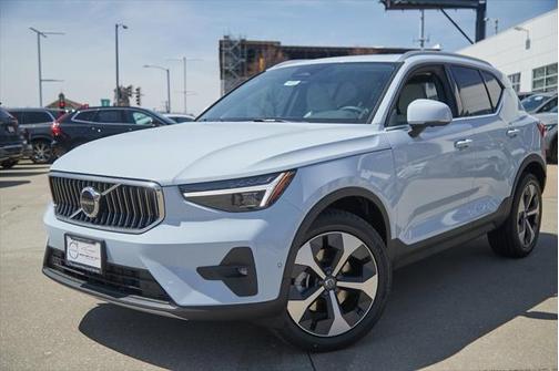 2025 Volvo XC40 B5 Plus Bright Theme