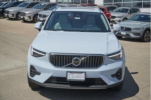 2025 Volvo XC40 B5 Plus Bright Theme