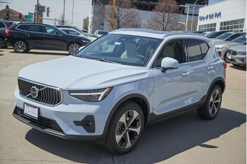 2025 Volvo XC40 B5 Plus Bright Theme