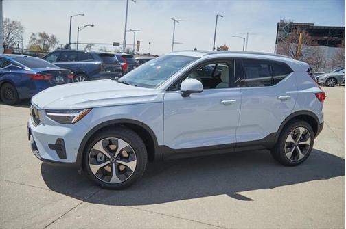 2025 Volvo XC40 B5 Plus Bright Theme