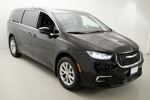 Diamond Black Crystal Pearlcoat 2025 Chrysler Pacifica L