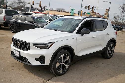 2026 Volvo XC40 Plus, B5 AWD Gas (mild hybrid), Dark