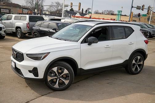 2026 Volvo XC40 Plus, B5 AWD Gas (mild hybrid), Dark