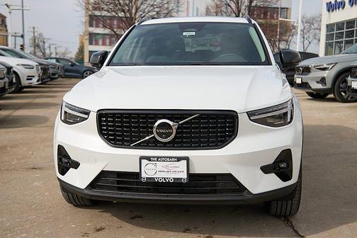 2026 Volvo XC40 Plus, B5 AWD Gas (mild hybrid), Dark