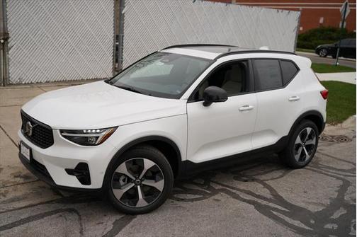 2025 Volvo XC40 B5 Plus Dark Theme