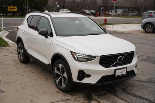 2025 Volvo XC40 B5 Plus Dark Theme