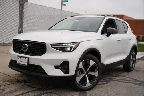 2025 Volvo XC40 B5 Plus Dark Theme