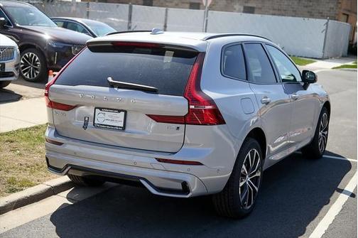 2025 Volvo XC60 Plus Dark Theme