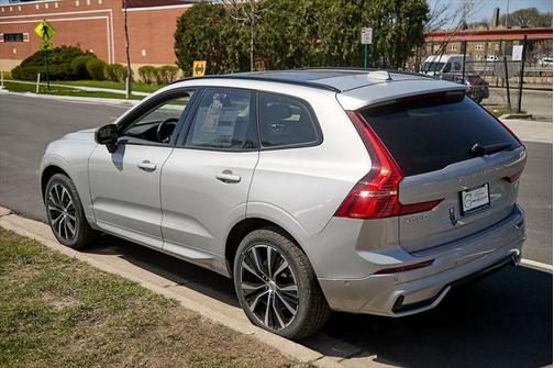 2025 Volvo XC60 Plus Dark Theme