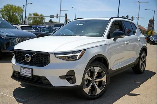 2025 Volvo XC40 B5 Plus Dark Theme