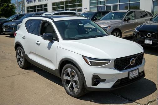 2025 Volvo XC40 B5 Plus Dark Theme