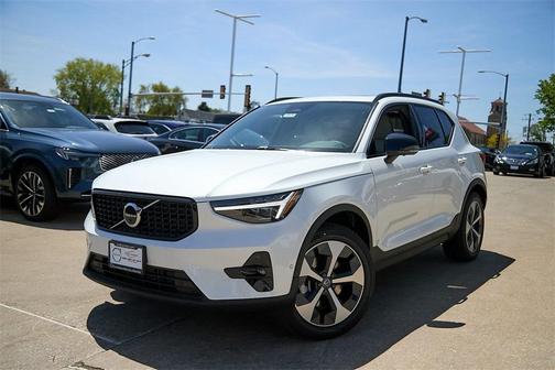 2025 Volvo XC40 B5 Plus Dark Theme