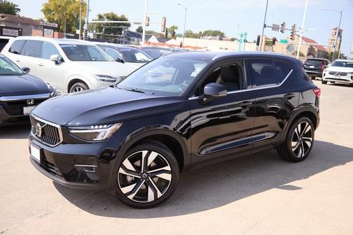 2025 Volvo XC40 B5 Plus Bright Theme