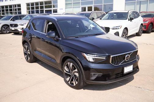 2025 Volvo XC40 B5 Plus Bright Theme