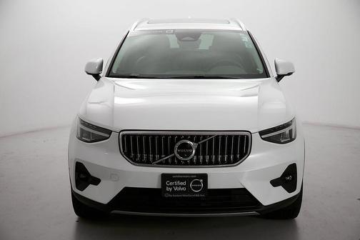 Crystal White Metallic 2023 Volvo XC40 B5 Plus Bright Theme