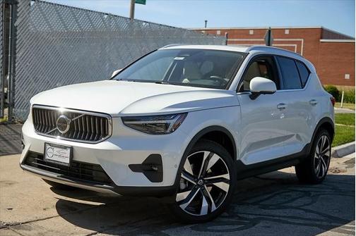2025 Volvo XC40 B5 Ultra Bright Theme
