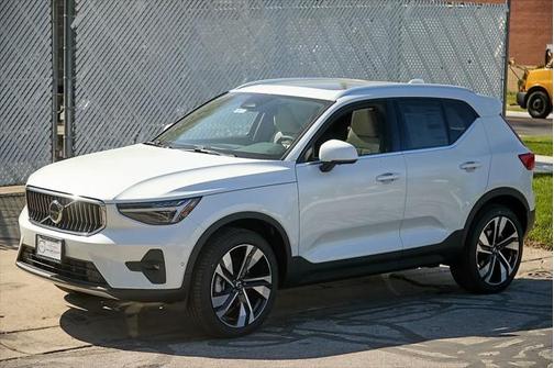 2025 Volvo XC40 B5 Ultra Bright Theme