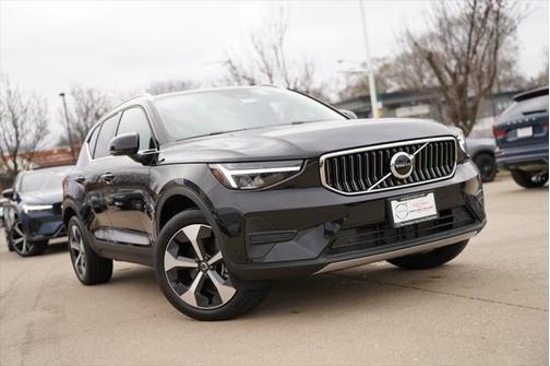 2025 Volvo XC40 B5 Core Bright Theme