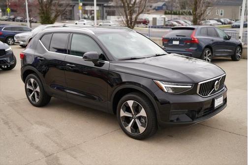 2025 Volvo XC40 B5 Core Bright Theme