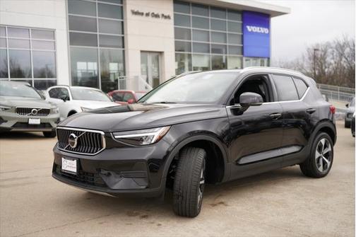 2025 Volvo XC40 B5 Core Bright Theme