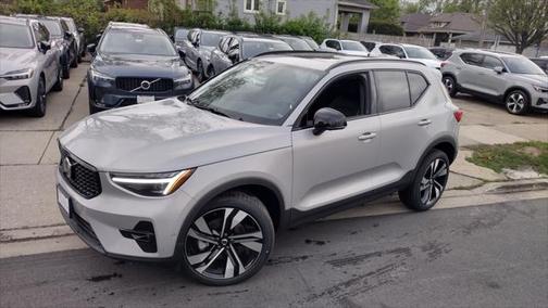 2025 Volvo XC40 B5 Ultra Dark Theme