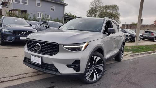 2025 Volvo XC40 B5 Ultra Dark Theme