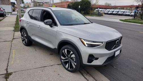 2025 Volvo XC40 B5 Ultra Dark Theme
