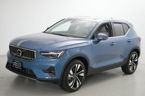 Fjord Blue Metallic 2025 Volvo XC40 B5 Ultra Bright Theme