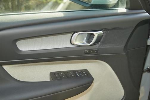 2025 Volvo XC40 B5 Plus Bright Theme