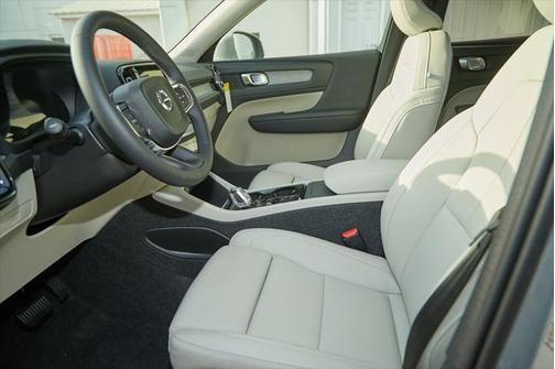 2025 Volvo XC40 B5 Plus Bright Theme