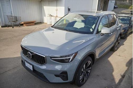 2025 Volvo XC40 B5 Plus Bright Theme
