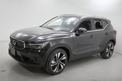 2024 Volvo XC40 B5 Plus Bright Theme