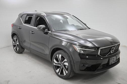 2024 Volvo XC40 B5 Plus Bright Theme
