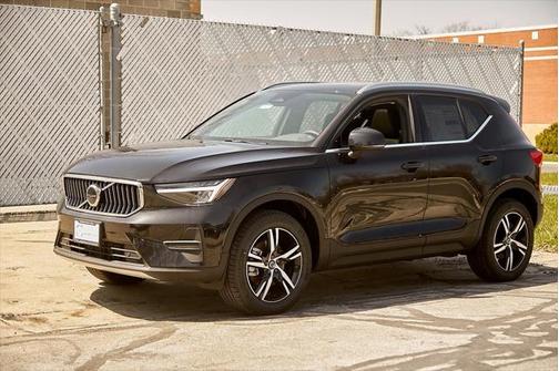 2025 Volvo XC40 B5 Core Bright Theme