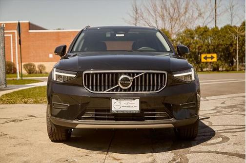 2025 Volvo XC40 B5 Core Bright Theme
